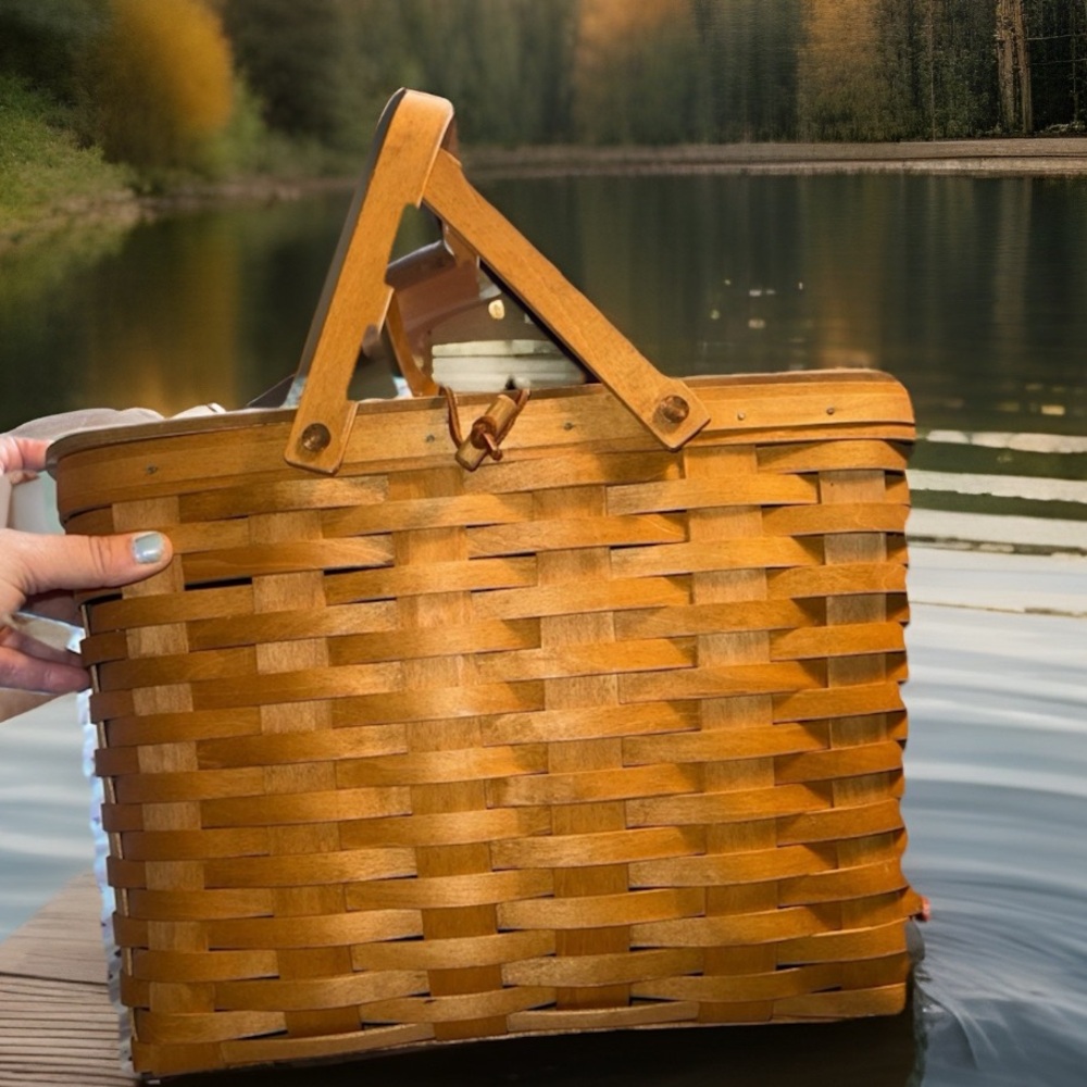 Longaberger Vintage 2006 Large Picnic Basket with attached lid